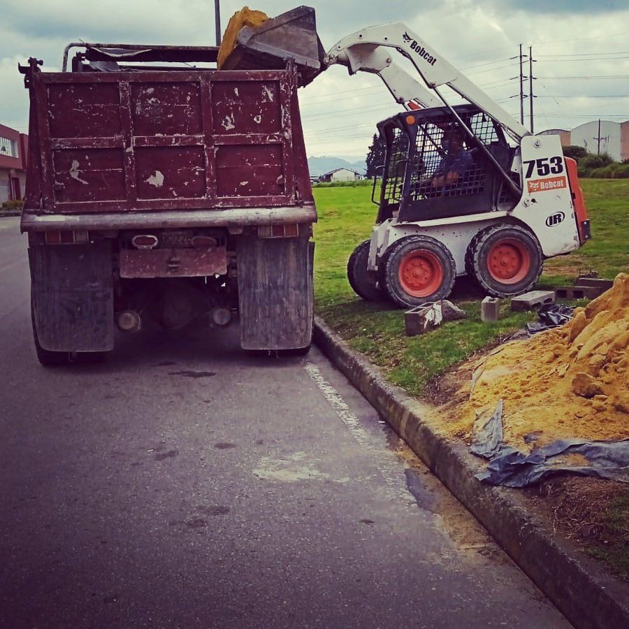 Cargue de escombro a volqueta para disposición final